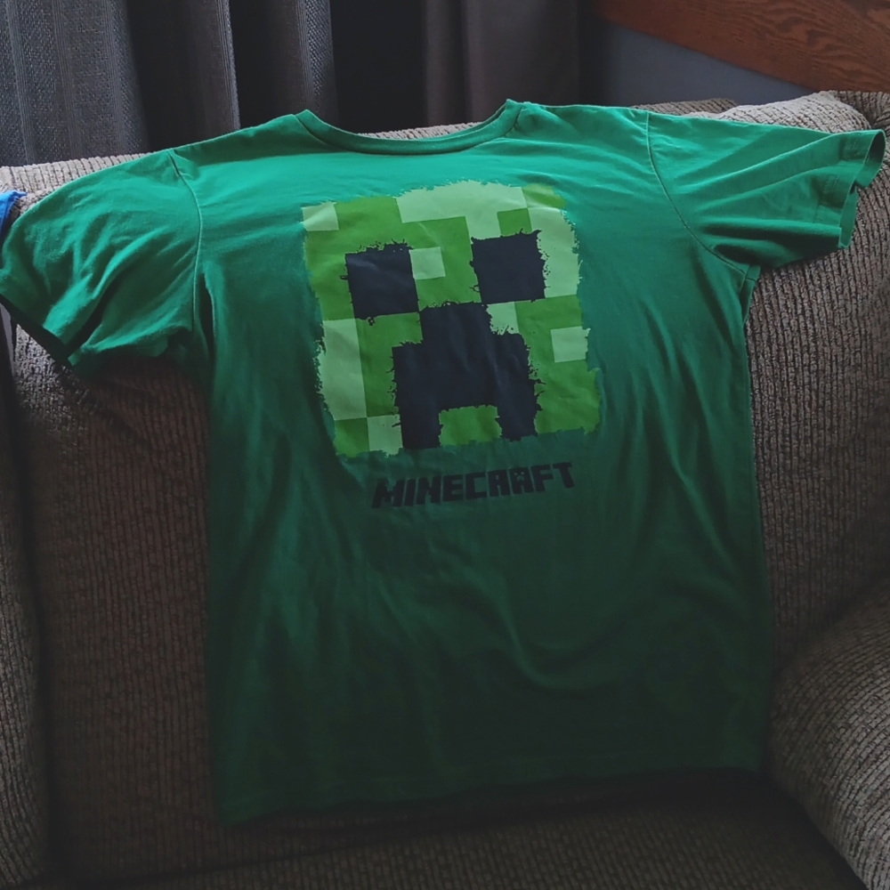 Minecraft boys t-shirt size 2X green and black